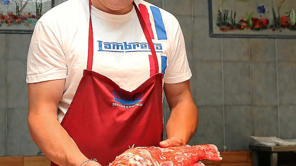 Ángel Muñoz, dueño de pescados Muñoz, muestra un ejemplar de cabracho