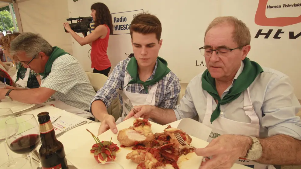 El joven Mateo Sierra en un concurso de pollo al chilindrón celebrado este fin de semana en Huesca.