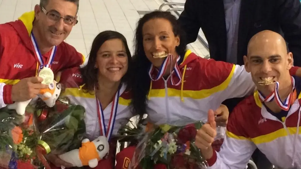 Teresa Perales celebra la medalla con sus compañeros