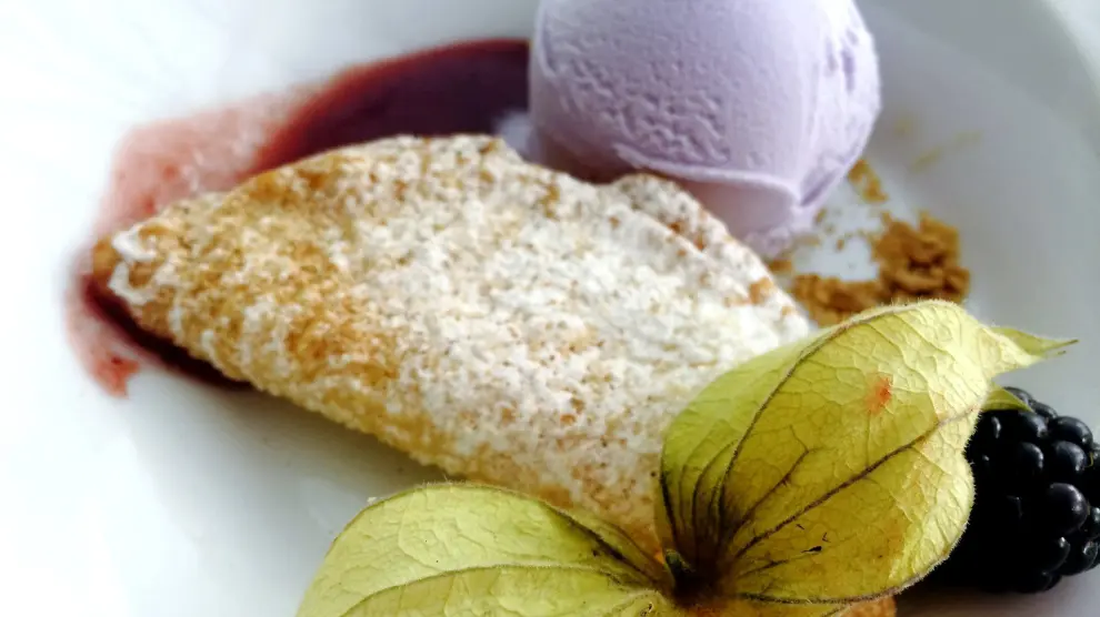 Imagen de un plato con helado de violeta.