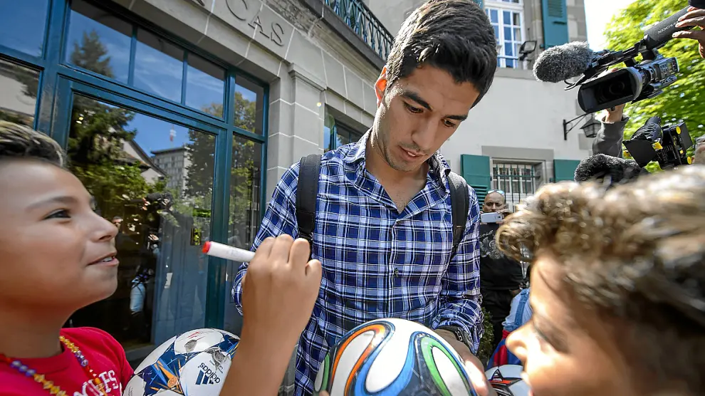 Luis Suárez firma autógrafos a la salida de la sede del TAS en Lausana (Suiza).