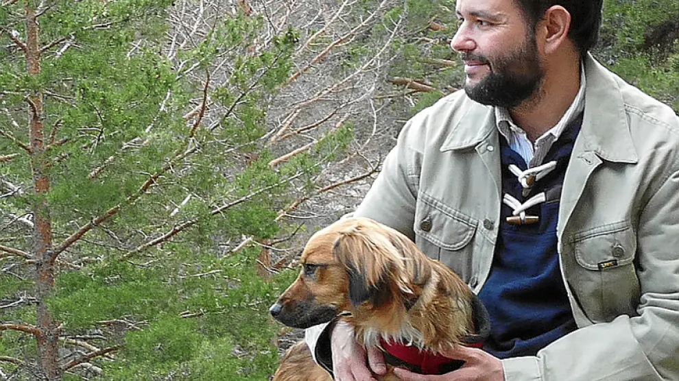 Ignacio Javier Gil Crespo junto a su perro en la Laguna Negra.