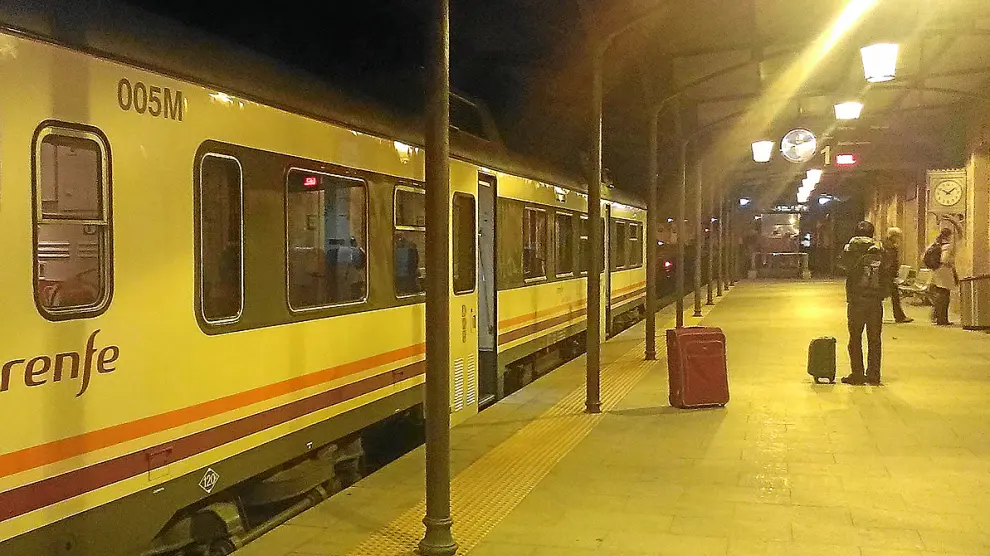 Un automotor 596, popularmente conocido como 'tamagotchi', en la estación de Teruel