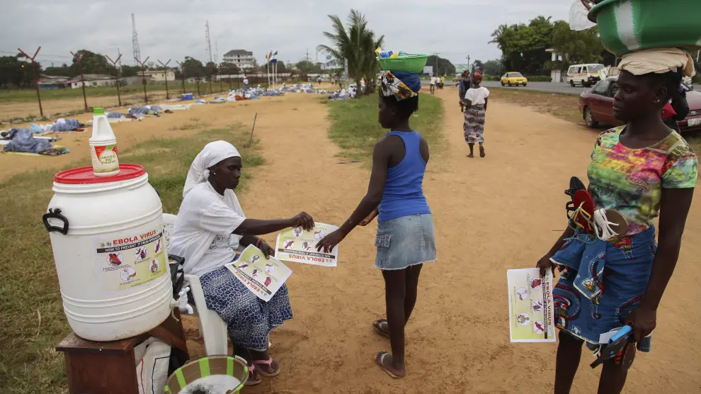 Una mujer liberiana de la Red de Mujeres informa sobre el virus del ébola en un campamento en Monrovia.