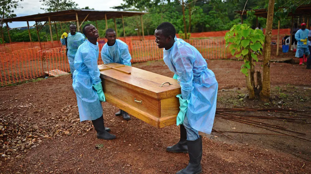 Entierro de un paciente fallecido por ébola en Liberia.