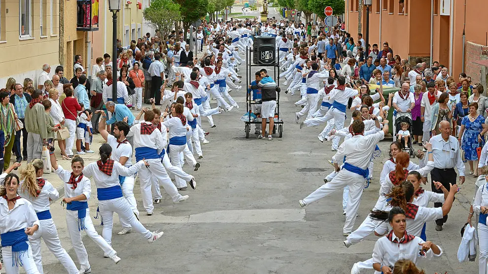 Vecinos y visitantes presenciaron ayer el dance, declarado Fiesta de Interés Turístico de Aragón.