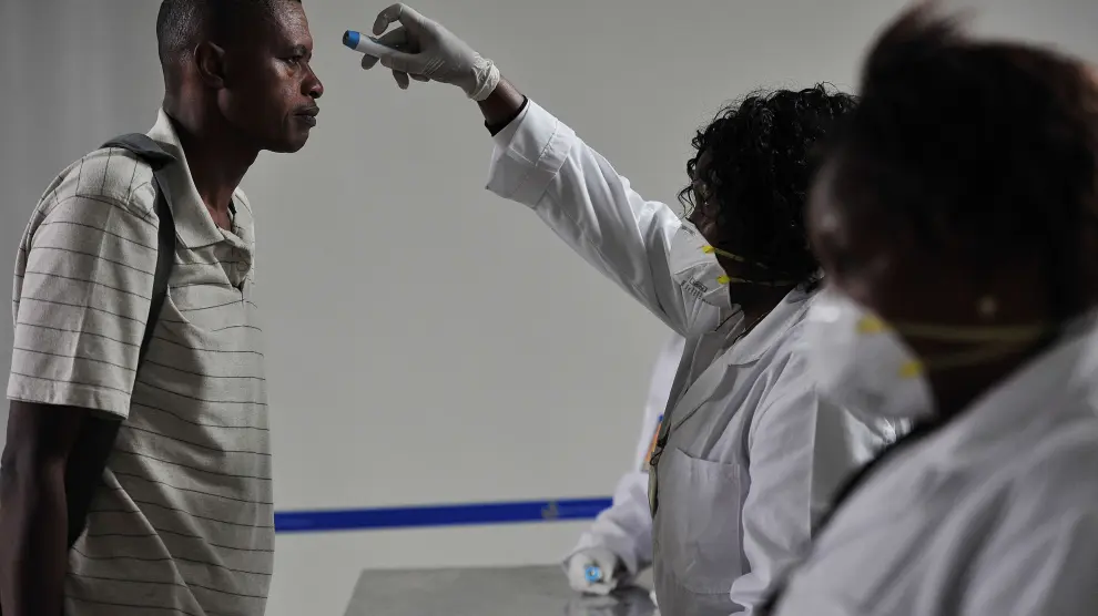 Personal sanitario controla a los viajeros en un aeropuerto africano