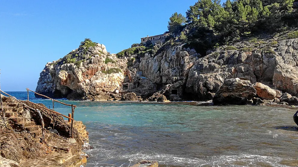 Cala de Deià, una de las pocas calas de la costa norte de la isla de Mallorca.