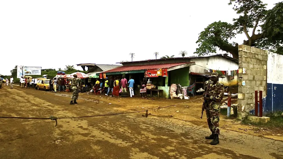 Soldados liberianos custodian una zona en cuarentena