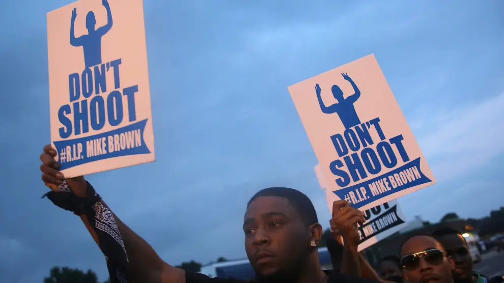 La comunidad afroamericana de Ferguson protesta por la muerte de Michael Brown