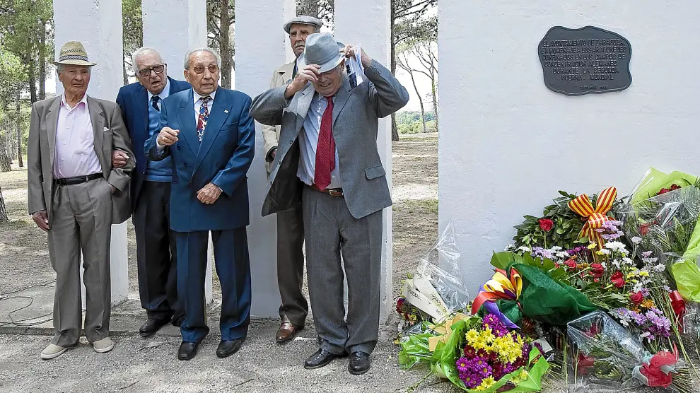 Cinco presos aragoneses de Mauthausen en un homenaje celebrado en el monumento del parque Grande de Zaragoza en 2010.