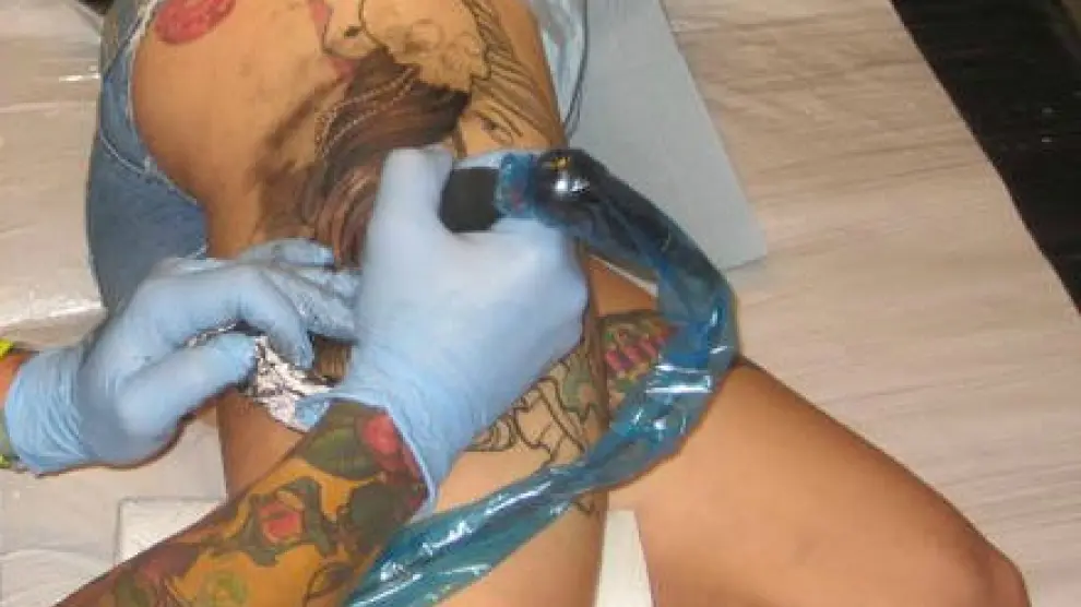 Sanidad ha alertado a centros de tatuaje, tatuadores y usuarios para que eviten el uso de alguno de los lotes contaminados