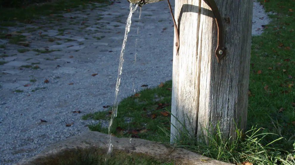 Las fuentes son fundamentales para reponer agua, pero hay que asegurarse de su potabilidad