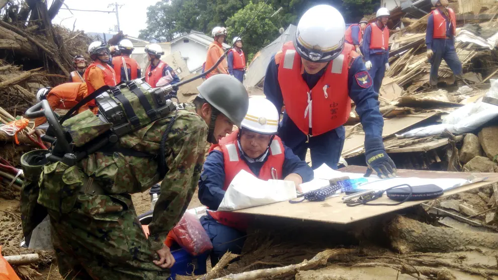 Los equipos de rescate japoneses preparados para rescatar a las posibles víctimas