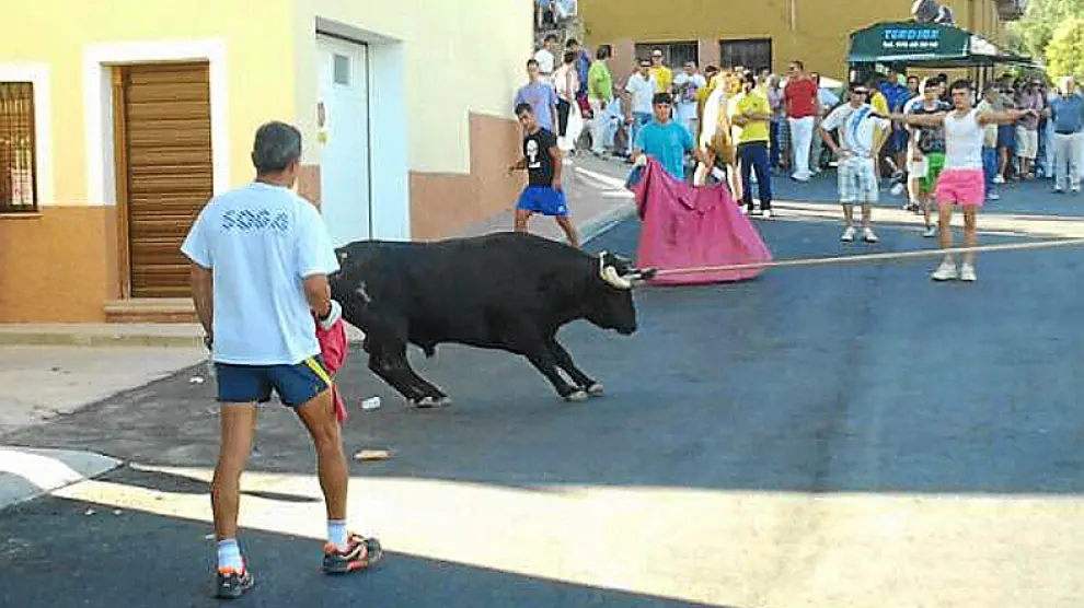 El toro ensogado recorrió las calles de Cella.