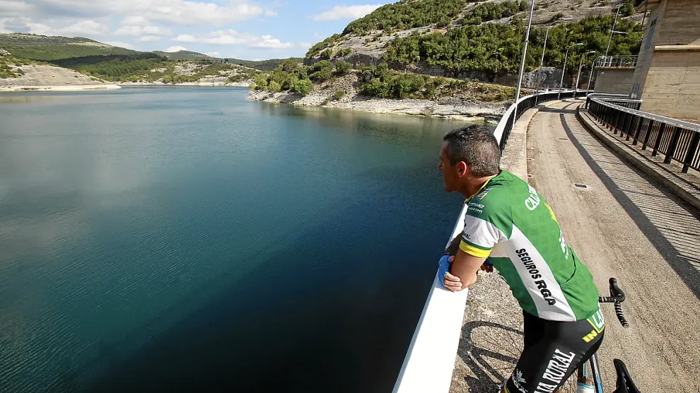 Un ciclista contemplaba ayer por la tarde el embalse de Vadiello desde la presa.