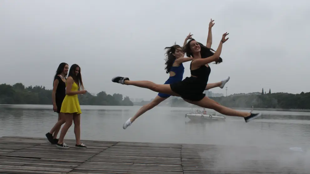 Alumnos de la escuela de danza de Zaragoza hacen movimiento a orillas del río Yangtsé