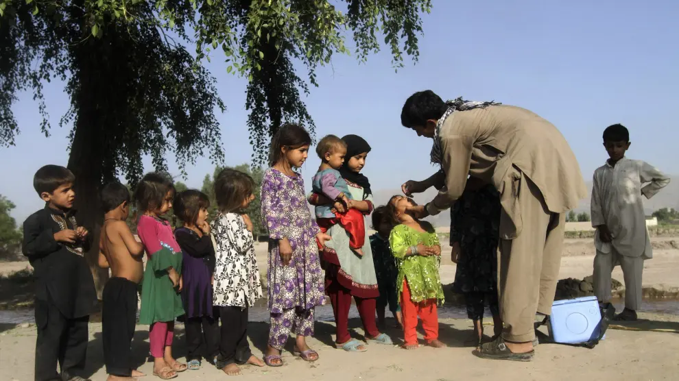 Unos niños reciben la vacuna de la polio en Afganistán