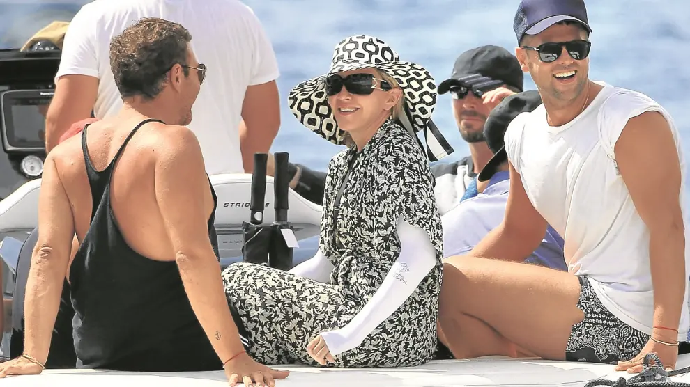Madonna sorprende a todos un año más embutida en la extraña indumentaria con la que salió a navegar con unos amigos por las aguas de Ibiza en su imponente yate.