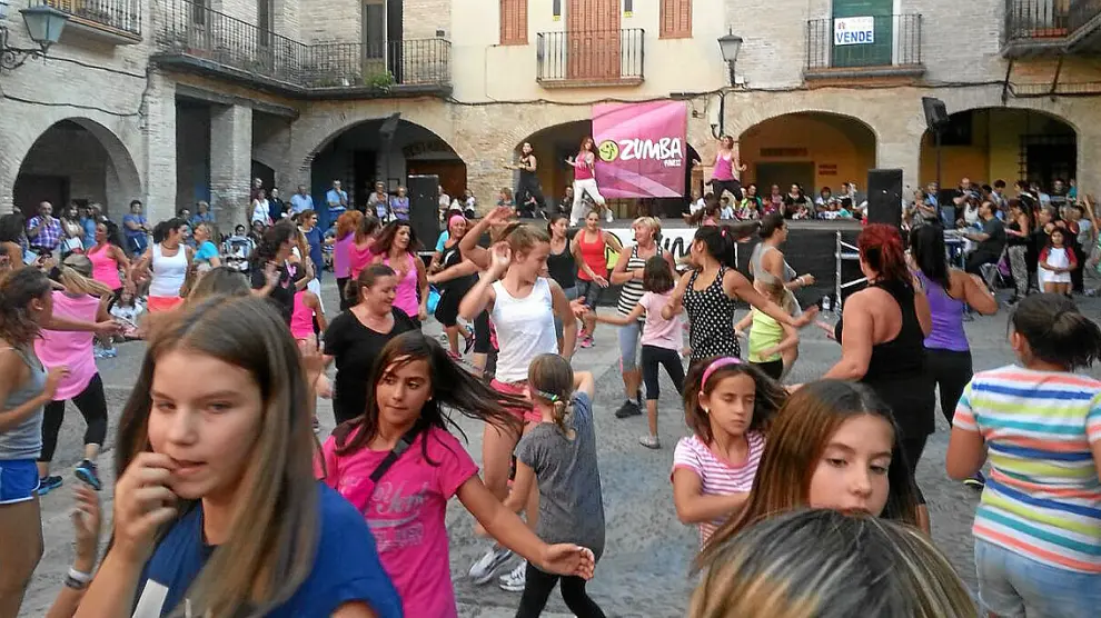 Jóvenes de Borja bailaban ayer zumba en la plaza del Mercado.