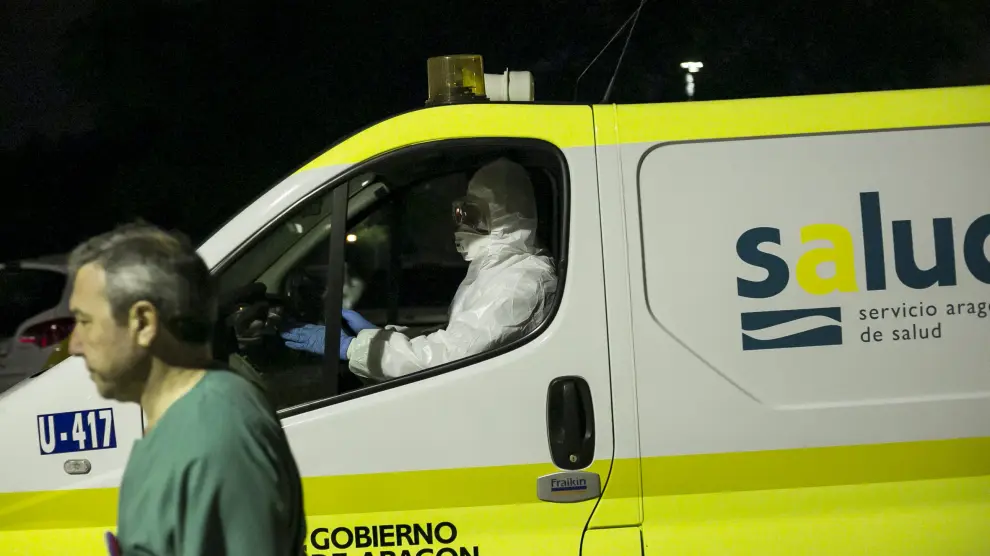 Momento en el que la ambulancia que trasladaba al paciente sospechoso de tener ébola llega al Royo Villanova