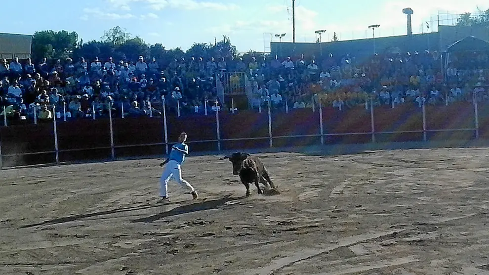 La plaza de toros de Monreal del Campo se llenó para ver el concurso de recortadores.