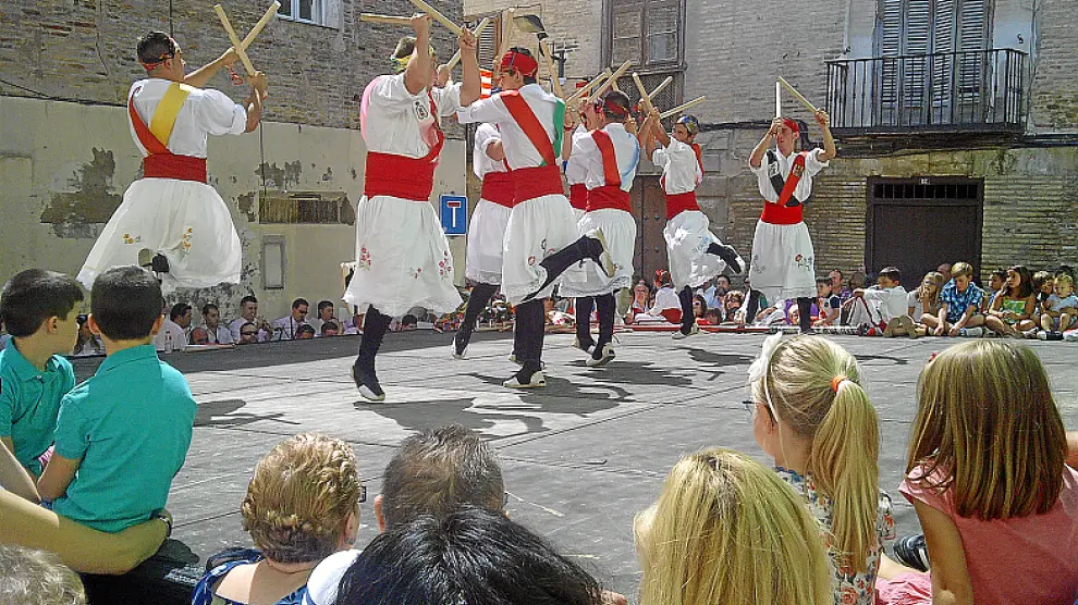 Tradicional dance del paloteado en la plaza del Olmo.