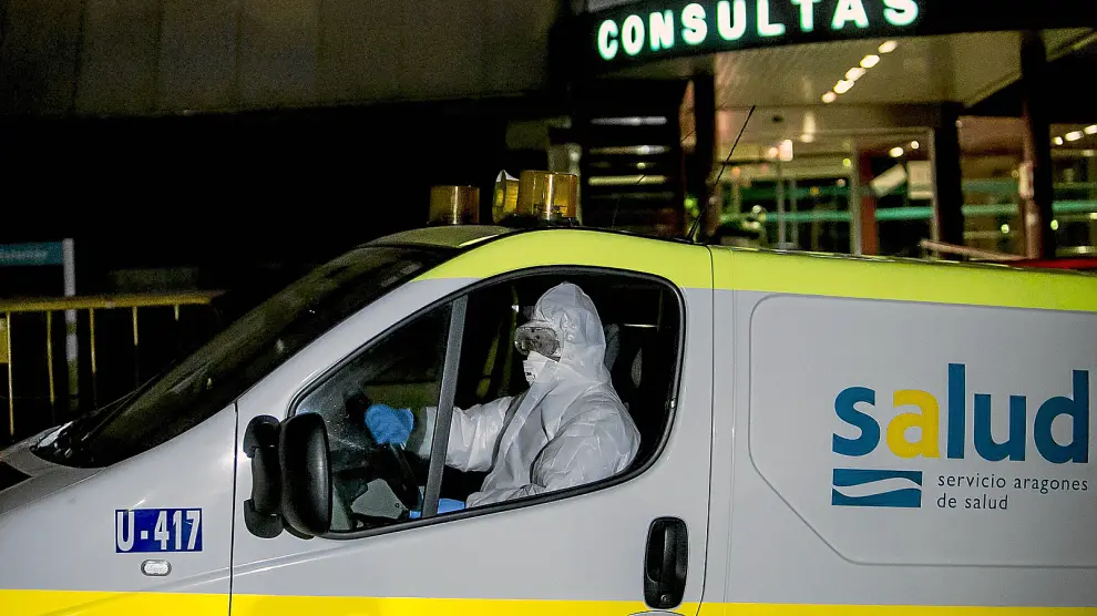 Un conductor lleva un traje de protección individual en Zaragoza