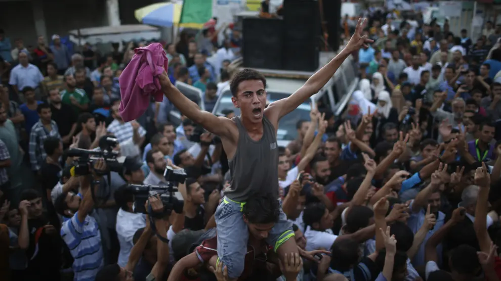 Miles de gazatíes se echaron a las destruidas calle de Gaza para celebrar, con disparos al aire.