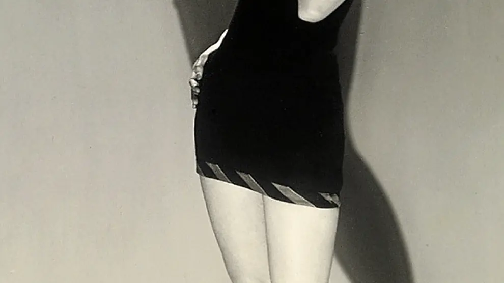 Un retrato de Lee Miller, con bañador largo, en los años 30.