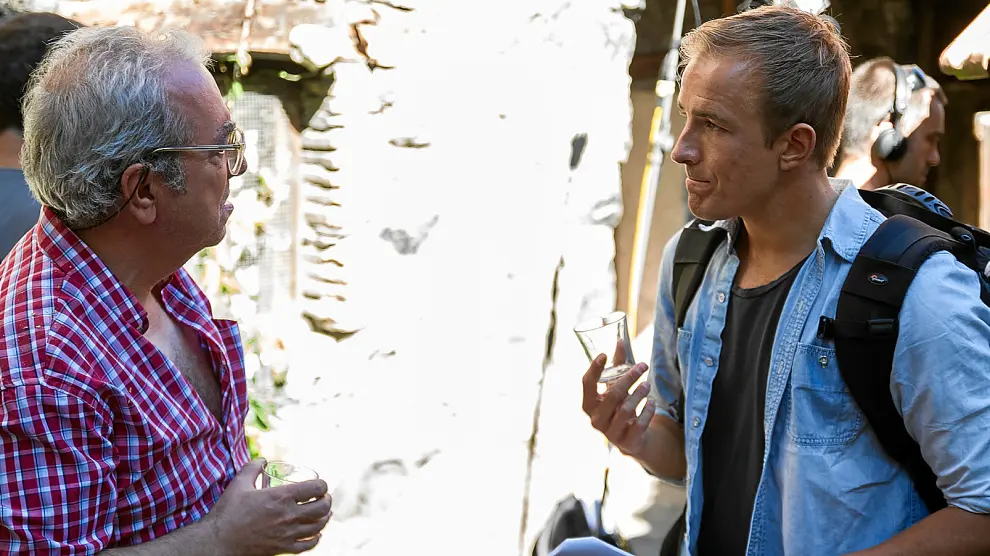 Janfri Topera y Jesse Johnson, en una de las escenas del corto 'Descubriendo a Mosén Bruno' que se rodaron ayer en Saravillo.