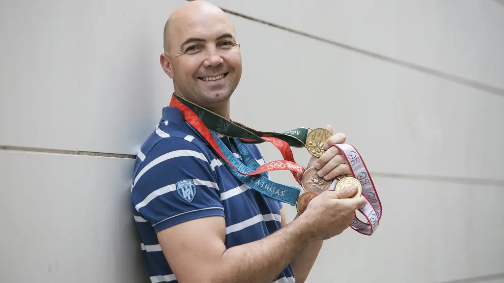 Demetrio Lozano posa con sus medallas, cuando anunció su retirada