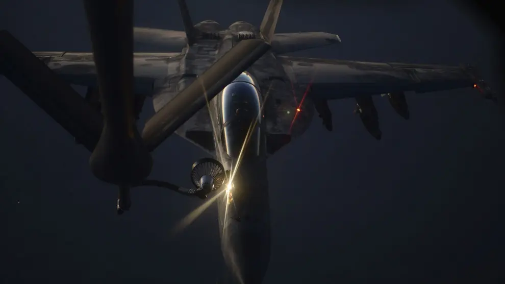 Un caza reabasteciendose en vuelo de un Air Force KC-135 sobre el norte de Irak
