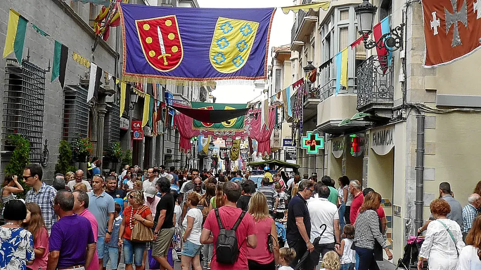 El centro de Jaca estuvo ayer lleno coincidiendo con la celebración del tradicional mercado medieval.