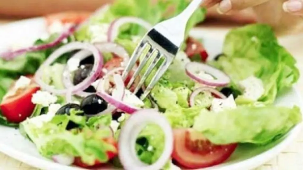 Las ensaladas son saludables y se pueden preparar de muchas formas diferentes.