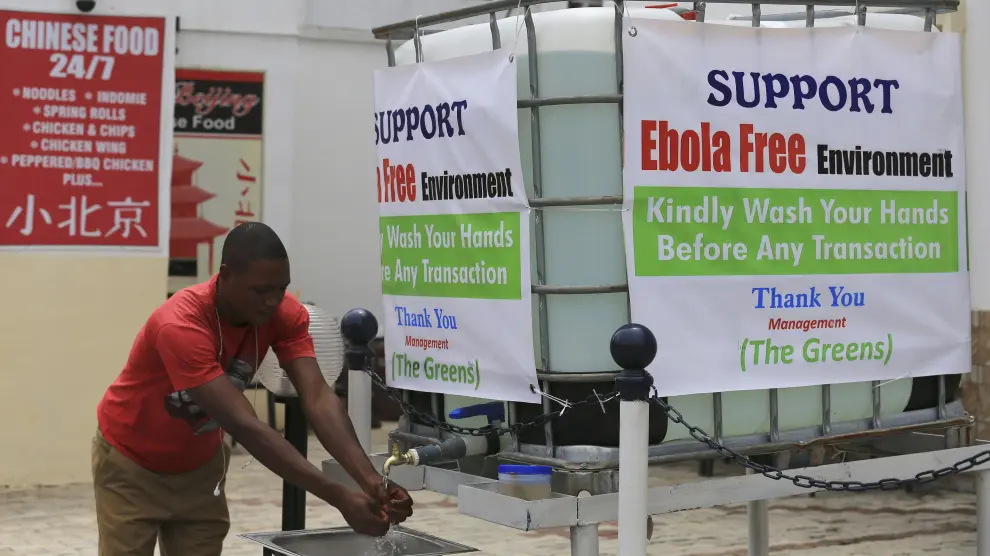 Un cartel con medidas de protección contra el ébola en Nigeria