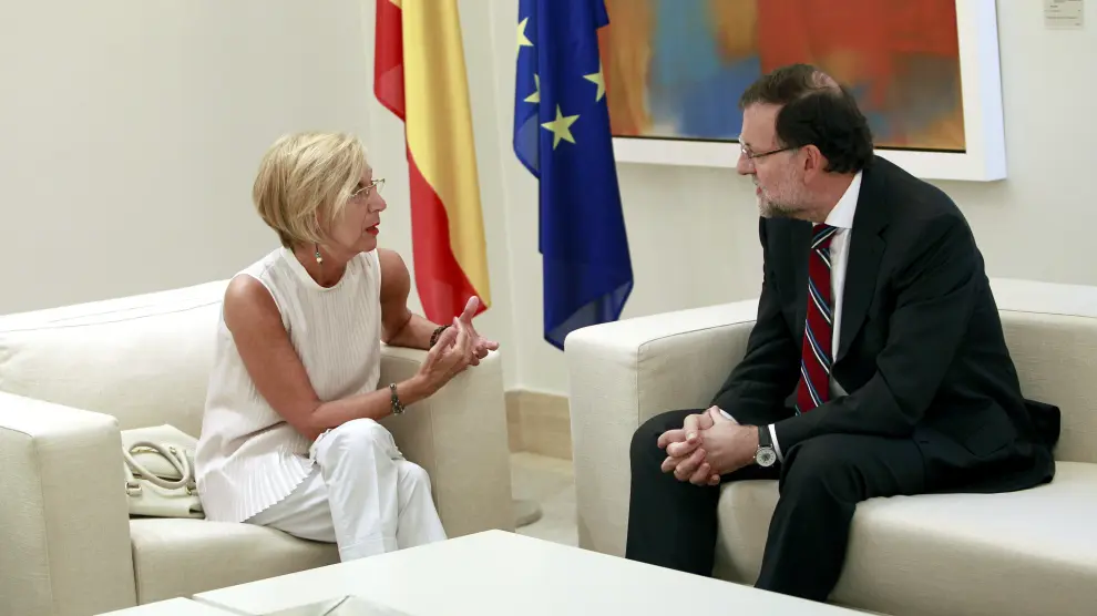 El presidente del Gobierno, Mariano Rajoy (d), conversa con la líder de UPyD, Rosa Díez
