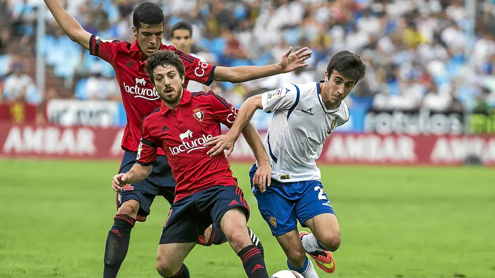 David Muñoz avanza con el balón, durante el partido del pasado sábado ante Osasuna.