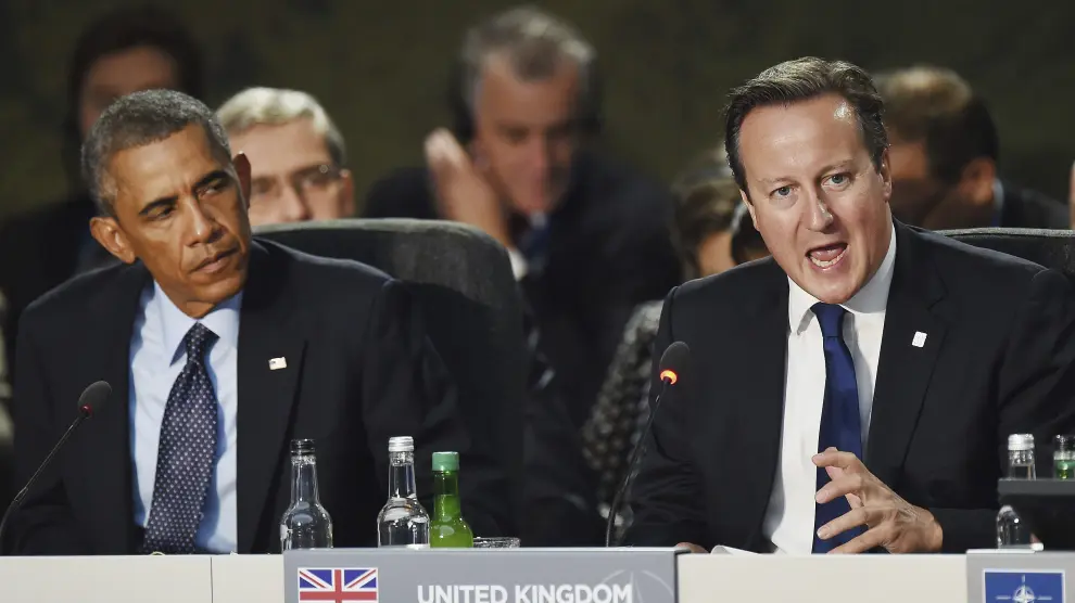 David Cameron habla en la cumbre de la OTAN ante la mirada de Obama