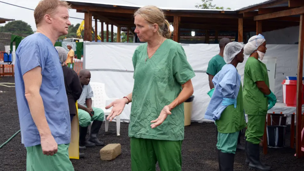 El director general de Médicos Sin Fronteras durante una visita al hospital de Monrovia, en Liberia.