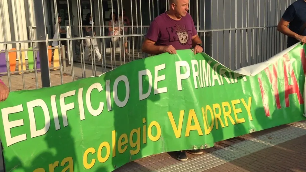 Protesta de padres en la puerta del colegio Vadorrey