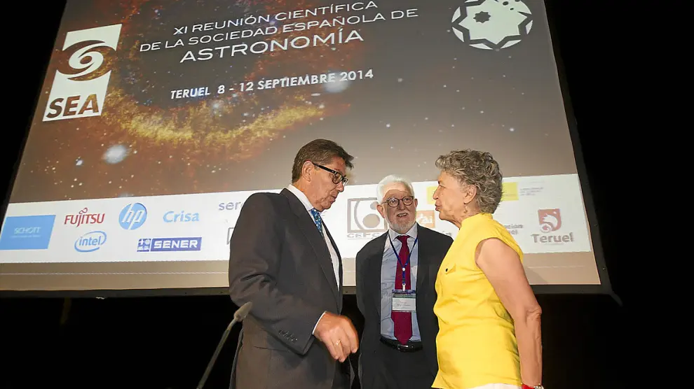 Acto inaugural de la Asamblea de la Sociedad Española de Astronomía, al cual asistieron el consejero Arturo Aliaga. Junto al él en la foto, Mariano Moles y Silvia Torres-Peimbert.
