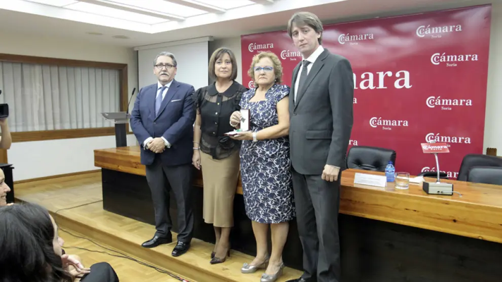 De izquierda a derecha, Manuel Teruel; Pilar Sánchez Barreiro; Pilar Aylagas, viuda del homenajeado; y Carlos Martínez, alcalde de la capital