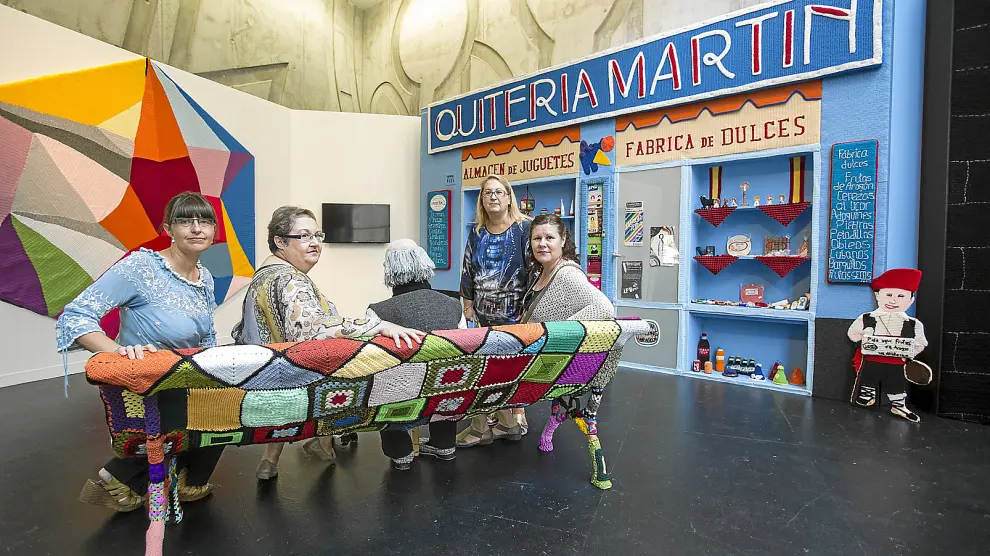 Cuatro componentes de Urban Knitting Zaragoza, en su instalación en el Espacio Tránsito del Centro de Historias.