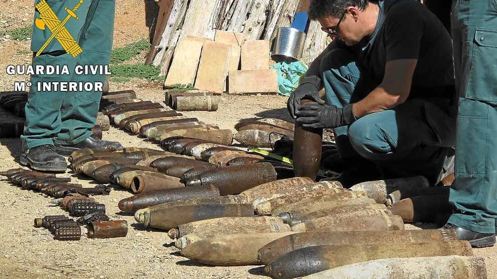 Expertos en desactivación de explosivos examinan las granadas y obuses localizados en Villastar.
