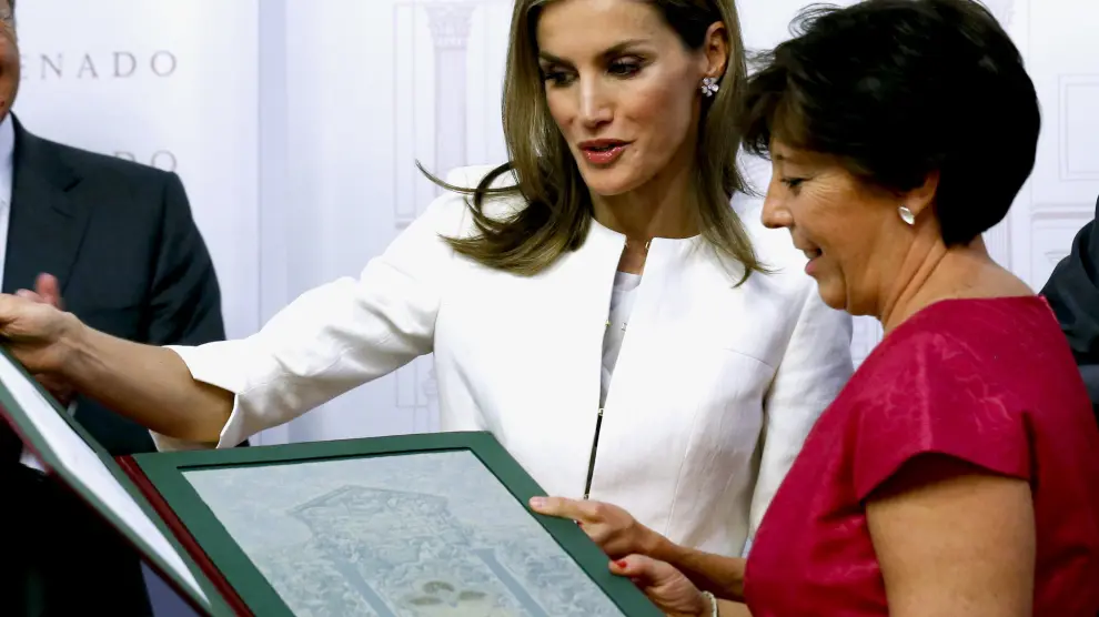 La reina Letizia entrega el premio Luis Carandell a la periodista Carmen del Riego