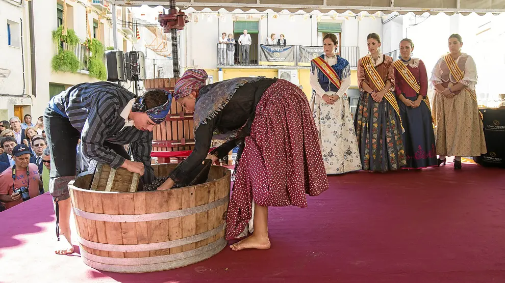 Alba y David Pardo se preparan para el pisado de las uvas en compañía de la reina de la vendimia y las reinas de las fiestas