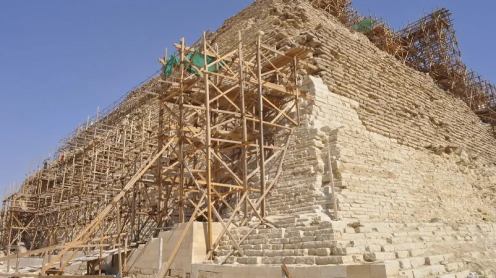 La pequeña pirámide ha sido hallada en la zona de Saqara