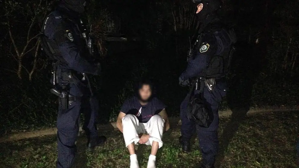 La Policía custodia a uno de los detenidos