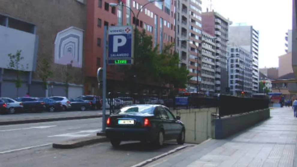 Un coche accede a un aparcamiento en el centro de Zaragoza